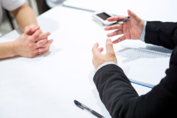 打合せする人々